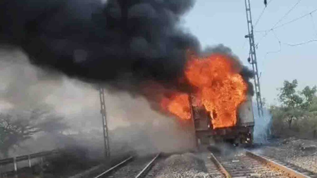 Rajdhani Express: राजधानी एक्सप्रेस में लगी भीषण आग, रेसेक्यू आपरेशन जारी, रेलवे का मुख्य ट्रेक बंद, ट्रेनों का आवाजाही बंद