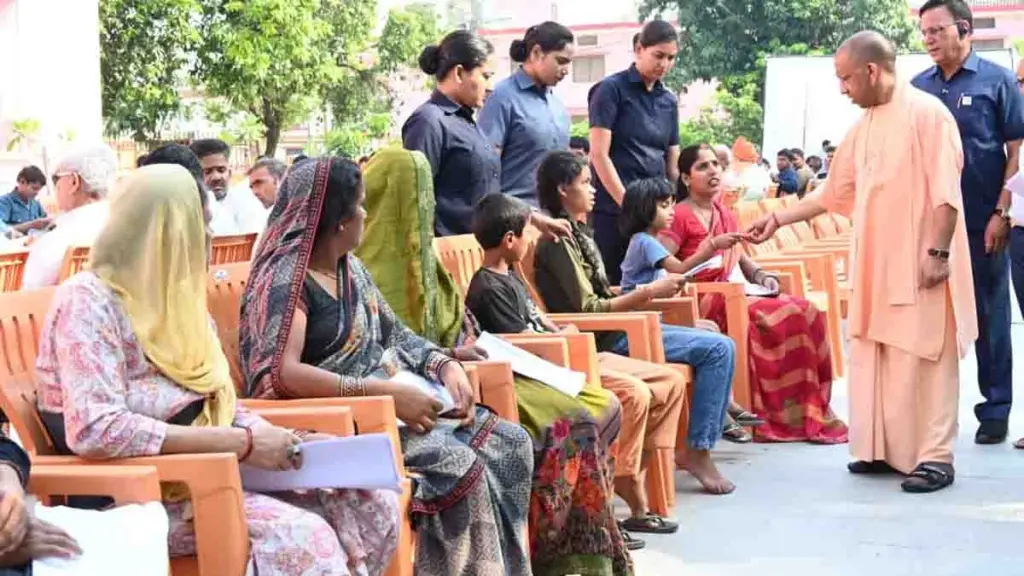 UP News: जनता दर्शन में इलाज में मदद की गुहार लेकर आए लोगों को मुख्यमंत्री ने दिया आत्मीय भरोसा, कहा- आयुष्मान कार्ड बनवाएंगे