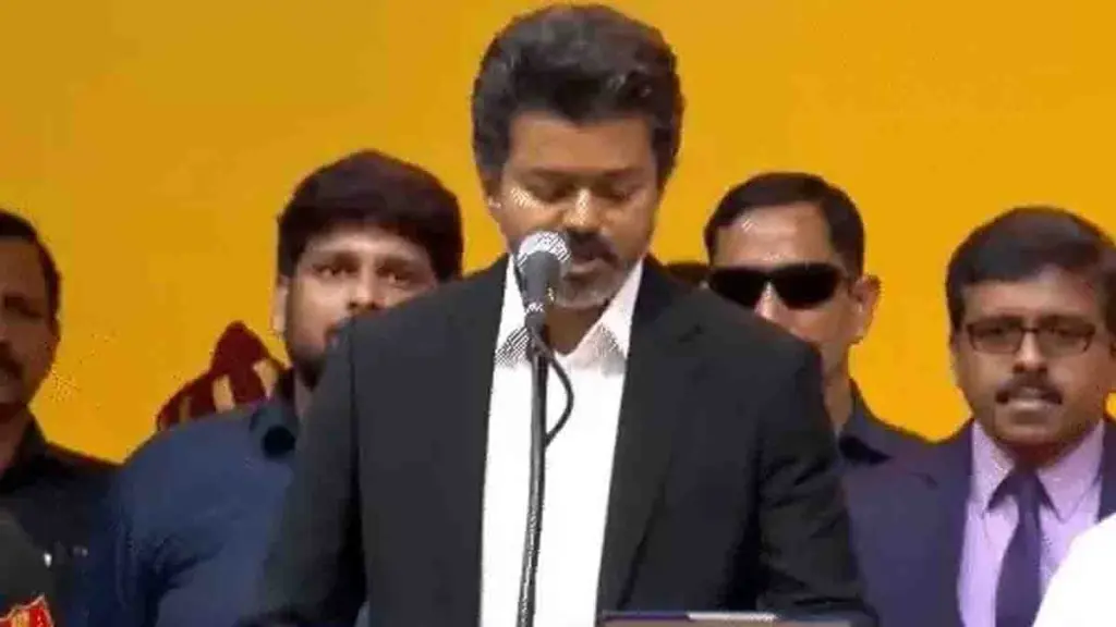 Vijay Thalapathy: अभिनेता से मुख्यमंत्री बने विजय, CM बनते ही जनता को दी बड़ी सौगात; शपथ के दौरान राज्यपाल ने की टोकाटाकी