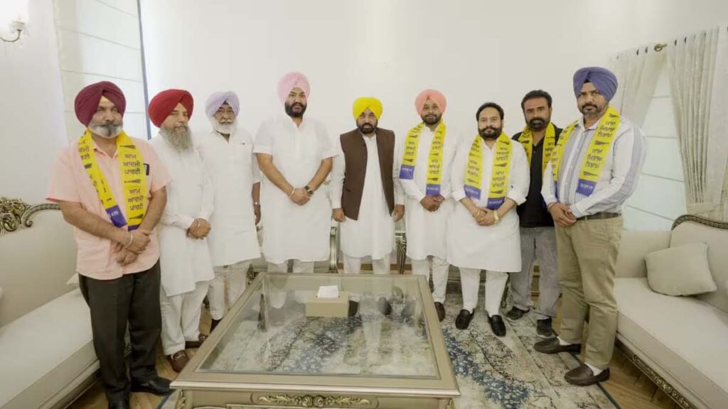 Punjab News: पंजाब में कांग्रेस को बड़ा झटका, कई नेता आम आदमी पार्टी में हुए शामिल