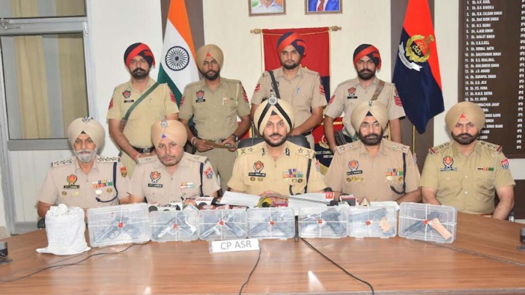 Punjab News: नशा और गैर-कानूनी हथियार तस्करी मॉड्यूल का पर्दाफाश, 2.1 किलो हेरोइन, सात पिस्तौलों समेत एक काबू Punjab News: नशा और गैर-कानूनी हथियार तस्करी मॉड्यूल का पर्दाफाश, 2.1 किलो हेरोइन, सात पिस्तौलों समेत एक काबू
