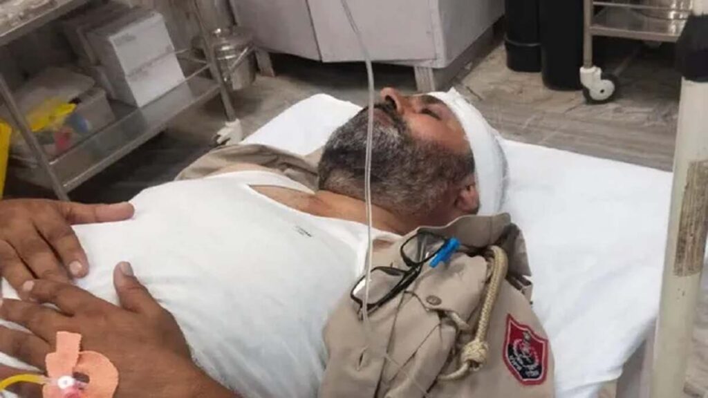 Punjab News: पंजाब में नशा तस्कर के घर रेड करने पहुंची पुलिस पर हमला, परिवार ने घेर कर पीटा