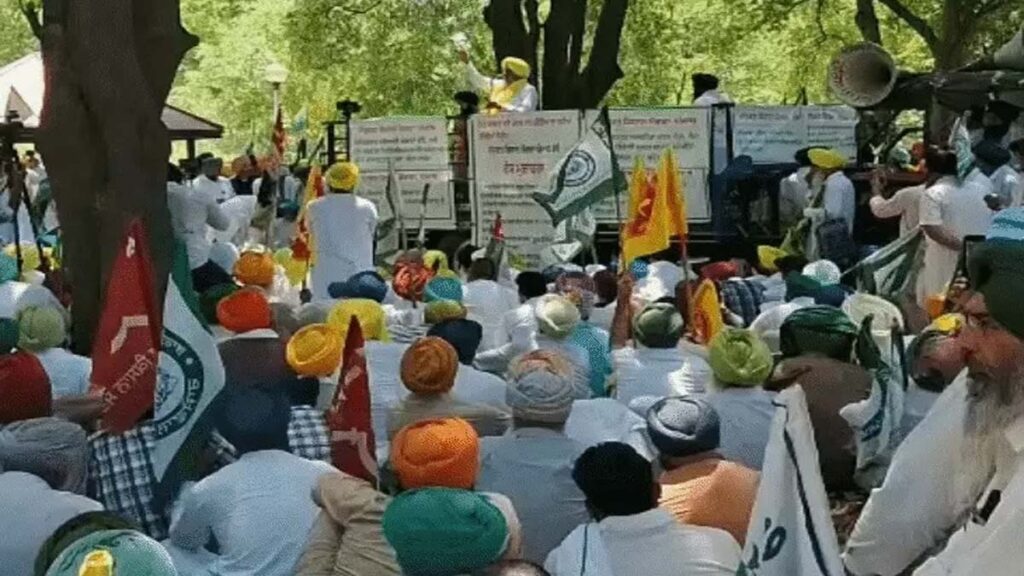 Punjab News: मोहाली-चंडीगढ़ सीमा पर पुलिस और किसानों के बीच झड़प, माहौल तनावपूर्ण