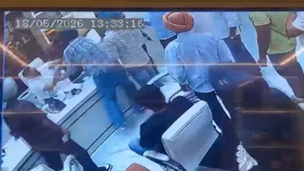 Jalandhar News: जालंधर में दिनदहाड़े इमिग्रेशन मालिक का ऑफिस से अपहरण, CCTV में कैद हुई घटना Jalandhar News: जालंधर में दिनदहाड़े इमिग्रेशन मालिक का ऑफिस से अपहरण, CCTV में कैद हुई घटना
