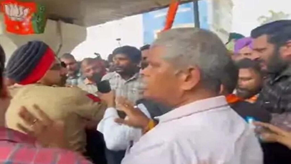 Punjab News: पंजाब में भाजपा का सीपी दफ्तर के बाहर जोरदार प्रदर्शन, बैरिकेडिंग पर चढ़ी महिलाएं, भारी हंगामा