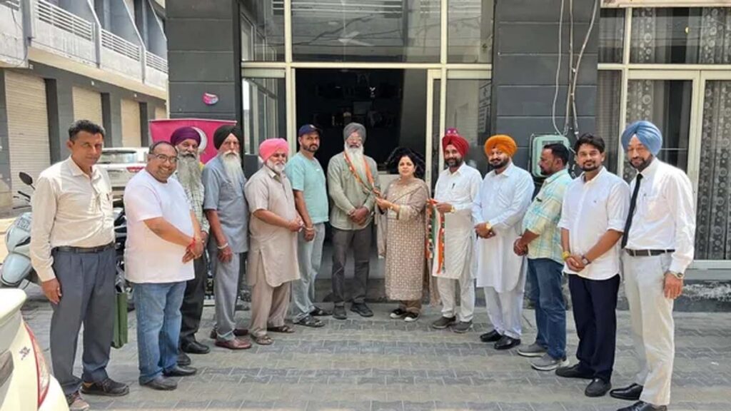 Punjab News: पंजाब में AAP को बड़ा झटका, पूर्व मेयर कांग्रेस में शामिल