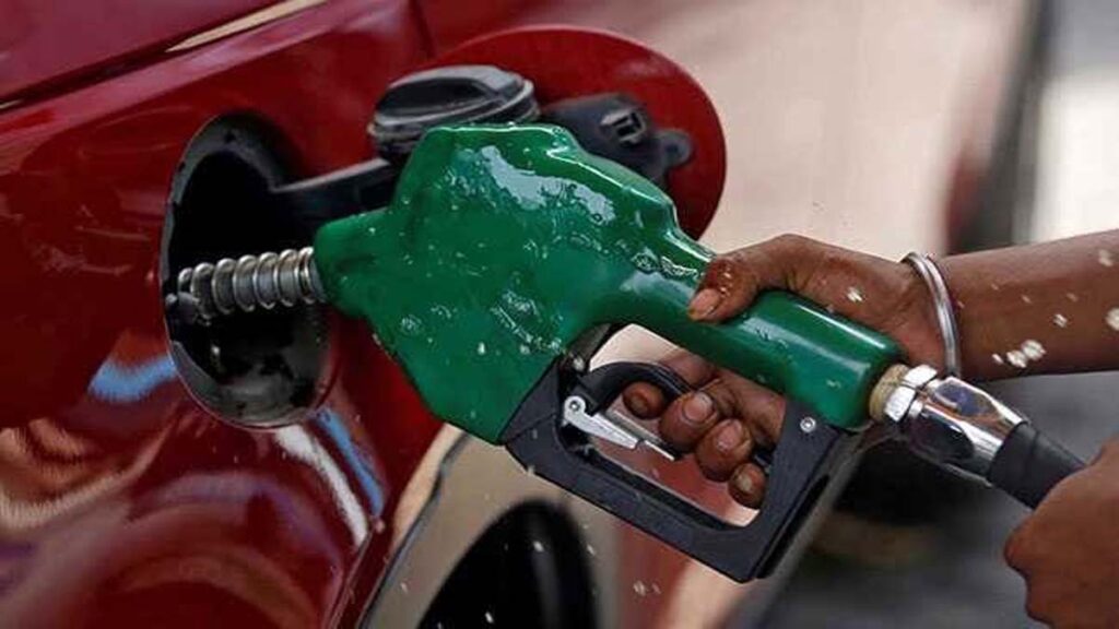 Diesel-Petrol Limit: पेट्रोल-डीजल पर लगी लिमिट, बाइक-स्कूटी में रु500 और कार में रु1500 से ज्यादा नहीं मिलेगा तेल Diesel-Petrol Limit: पेट्रोल-डीजल पर लगी लिमिट, बाइक-स्कूटी में रु500 और कार में रु1500 से ज्यादा नहीं मिलेगा तेल