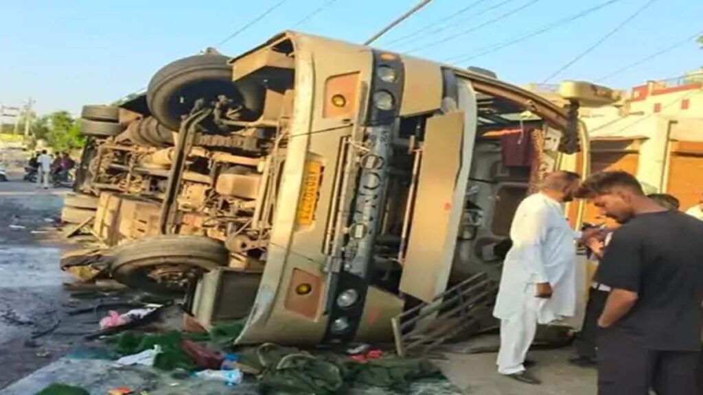 Punjab Bus Accident: पंजाब में सवारियों से भरी बस बीच सड़क पर पलटी, एक की मौत और कई घायल