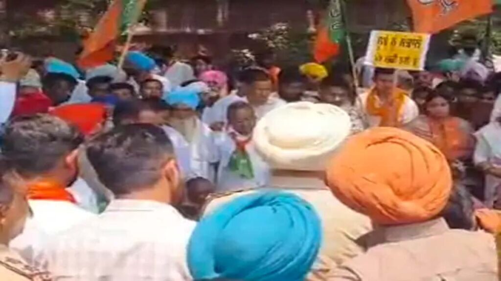 Punjab News: पंजाब में भाजपा ने जंजीरें पहनकर किया प्रदर्शन, सीएम को गिरफ्तार करने की मांग की