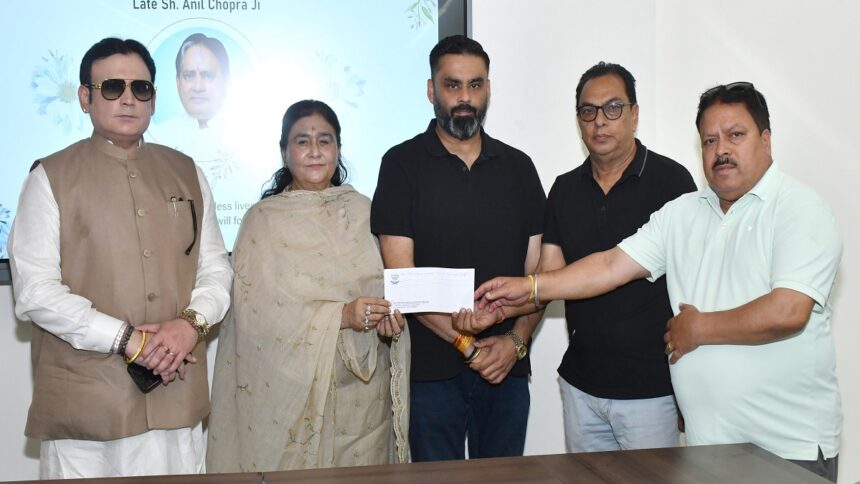 स्वर्गीय श्री अनिल चोपड़ा जी की याद में सेंट सोल्जर ने शहर की विभिन्न संस्थायों को 7 लाख की दी चैरिटी