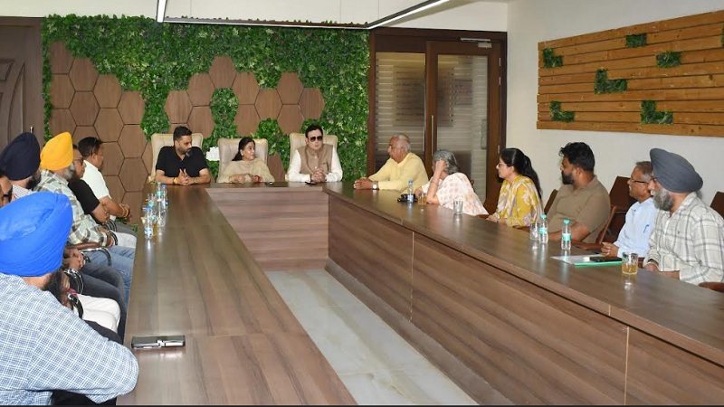 स्वर्गीय श्री अनिल चोपड़ा जी की याद में सेंट सोल्जर ने शहर की विभिन्न संस्थायों को 7 लाख की दी चैरिटी